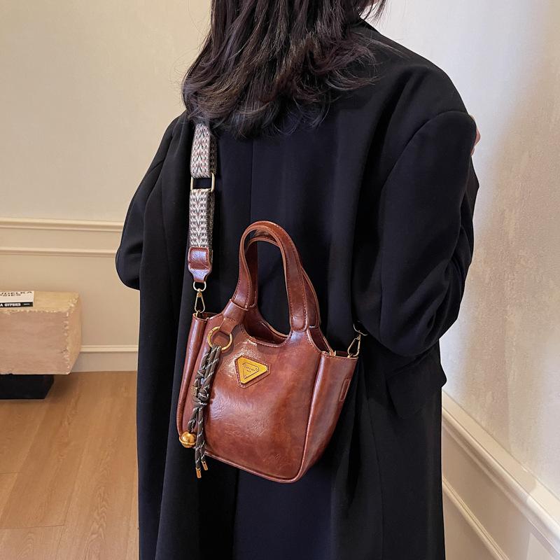 Portable bucket bag, popular shoulder tote bag, autumn and winter fashion versatile messenger bag, trendy versatile portable women's bag