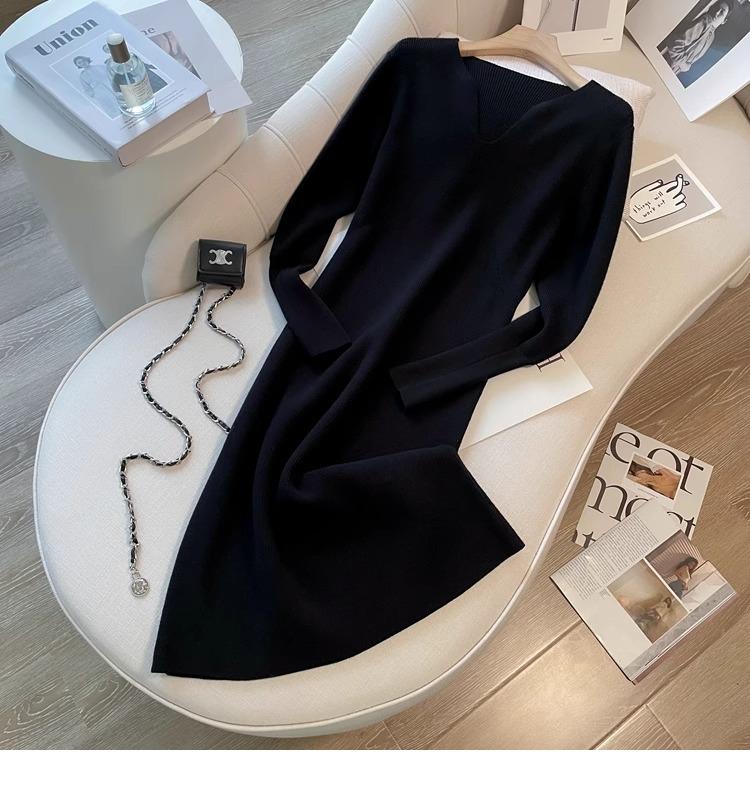 Damen High-End Strickkleid mit V-Ausschnitt und figurschmeichelndem Midilängen-Design für Herbst/Winter.