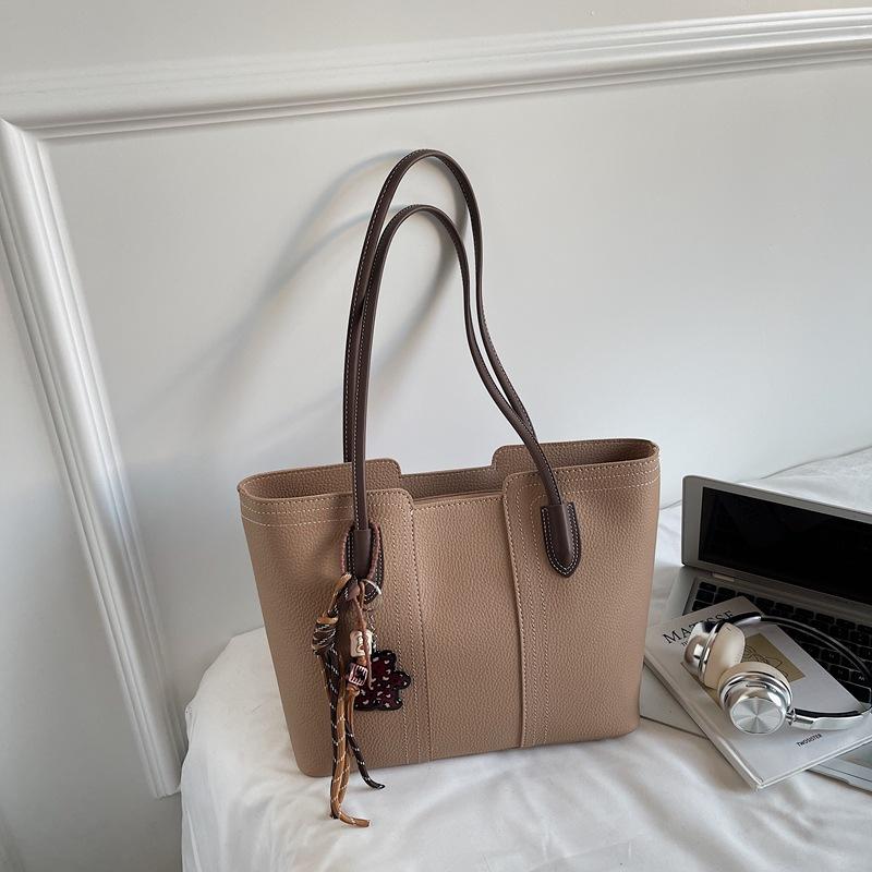 

Autumn and winter large-capacity tote bag fashionable simple texture women s commuting shoulder bag Korean temperament handbag no pendant хакі