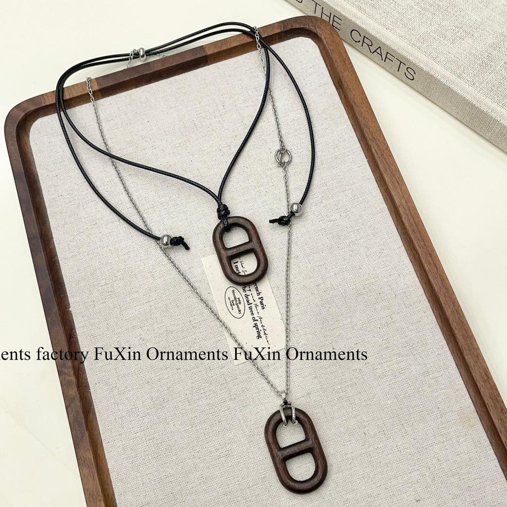 Ebony Pig Nose Pendant Sweater Necklace – Elegant and Versatile Women's Accessory