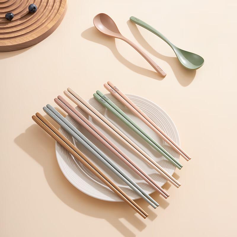 EKCO 8-Piece Family Dining Set