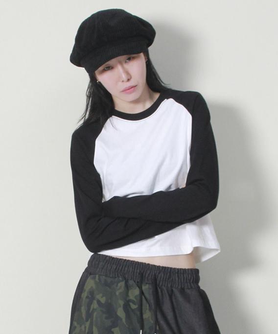 Deumakeu Color Mix Raglan Semi-Crop Long Sleeve T-Shirt Ivory & Black