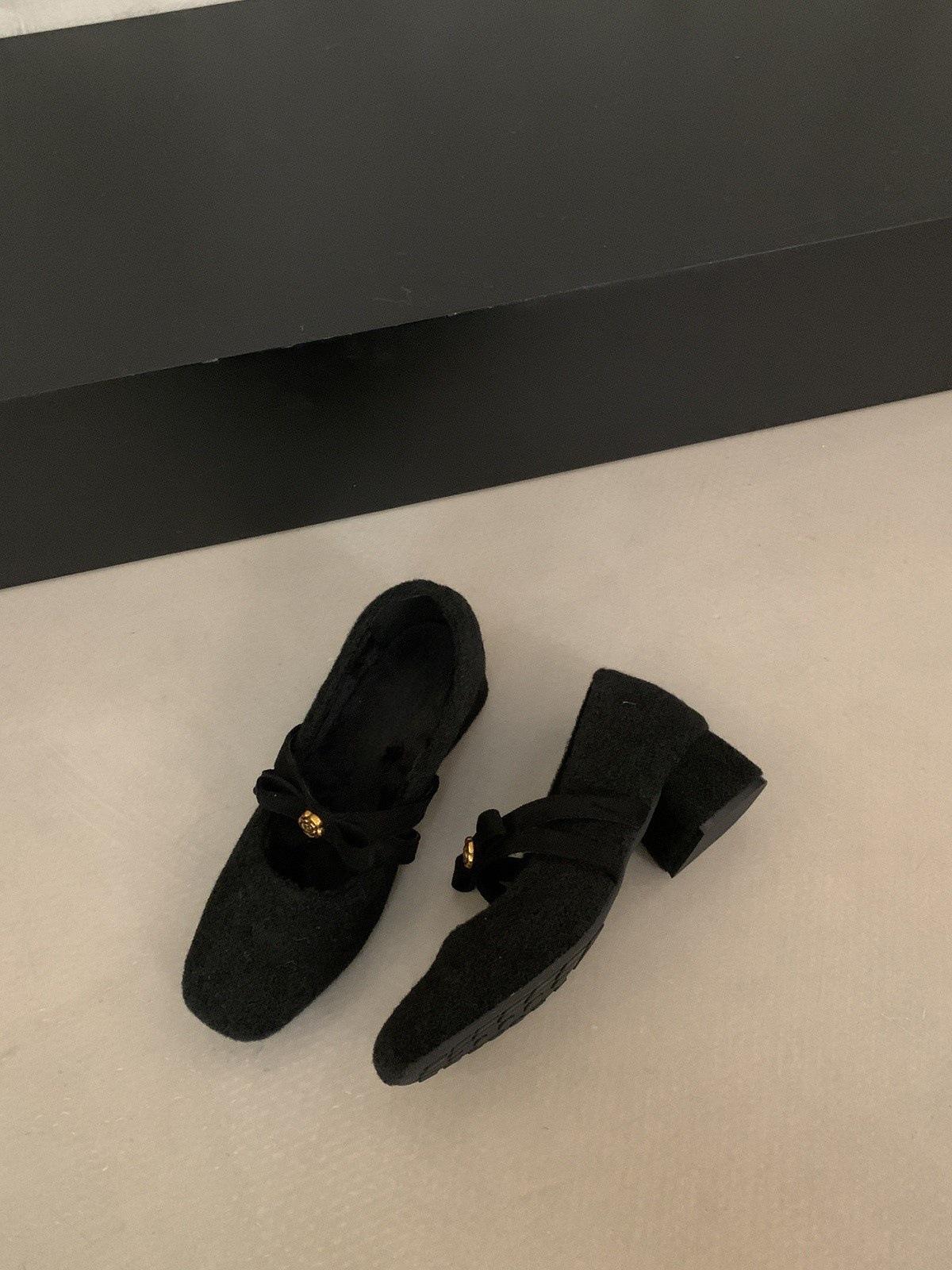 French plush plush shoes winter wear 2025 autumn and winter high-end thick heel square head plush single shoes 35