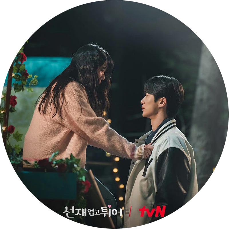 Llavero Colgante Espejo Insignia "Lovely Runner" - Merchandising del Drama Coreano con Byeon Woo-seok y Kim Hye-yoon
