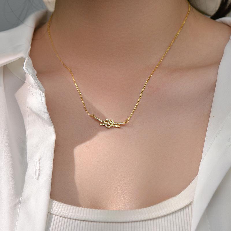 Knot Heart Necklace Full of Diamond, Light Luxury, and High Grade Sense Inn Ladies Necklace Ornaments, Collar Chain Women