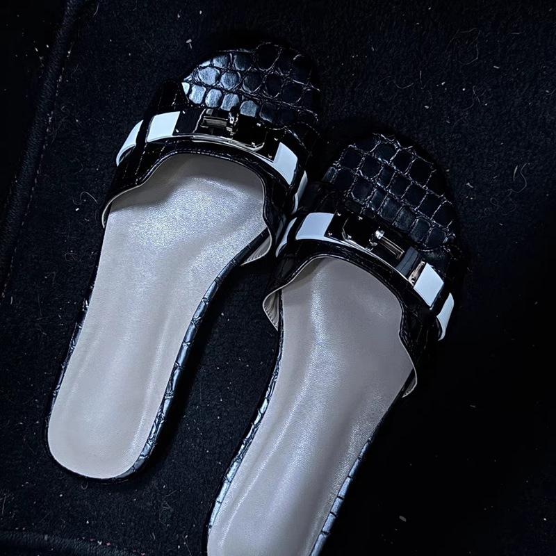 

Нишевый дизайн металлический замок тапочки женские носить черные плоская подошва слово пляжные крутые тапочки взрыв 40 чёрный