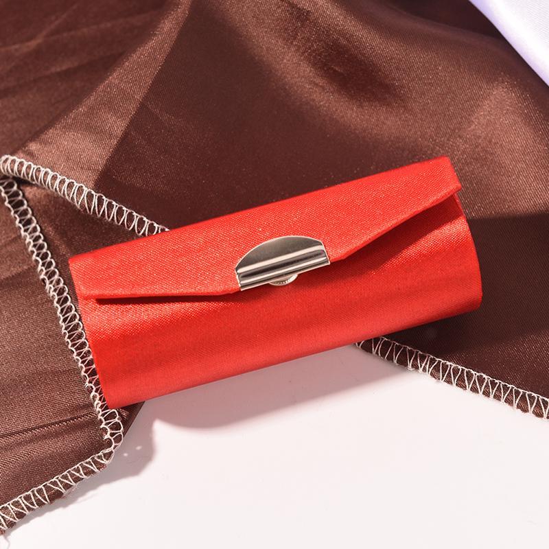 

Однотонный футляр-держатель для помады с зеркальцем внутри и застежкой-кнопкой красный