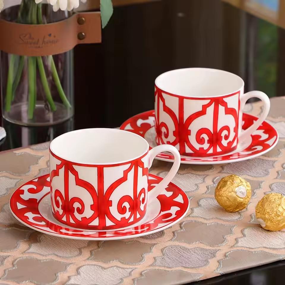 Evropský retro lehký luxusní keramický kávový šálek Domácí šálek a podšálek z kostního porcelánu Sada Anglický odpolední čaj Kreativní šálek na čaj Šálek Dárek