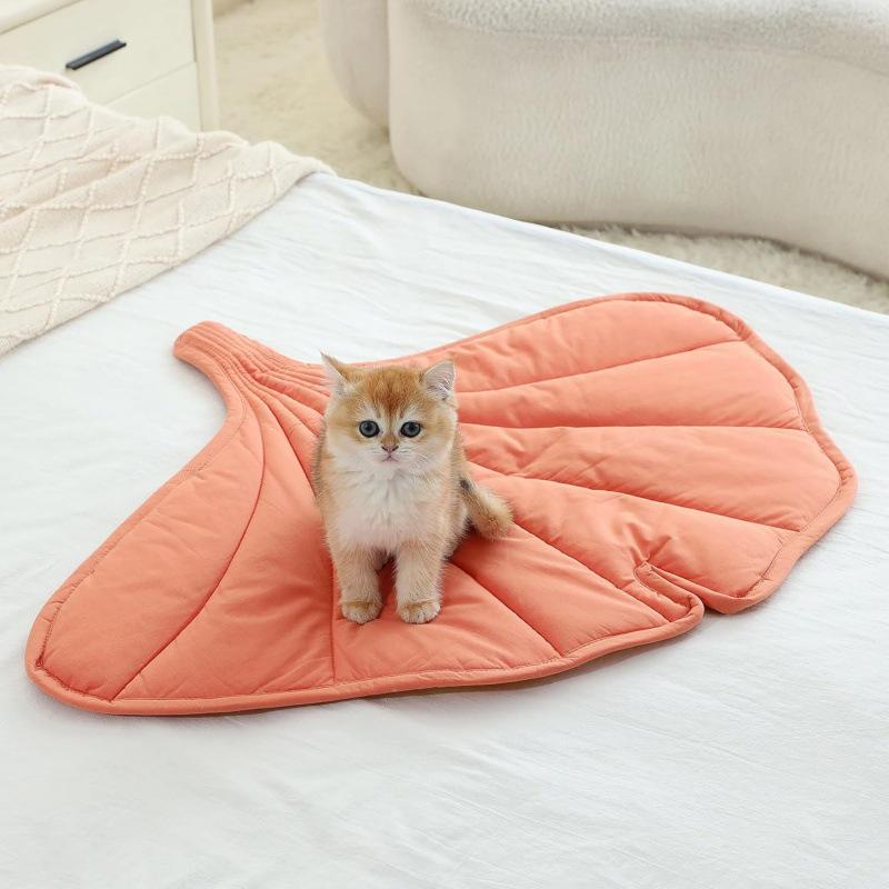Leaf-Shaped Pet Mat: Cozy, Thickened Maple Leaf Mat for Small Cats & Dogs