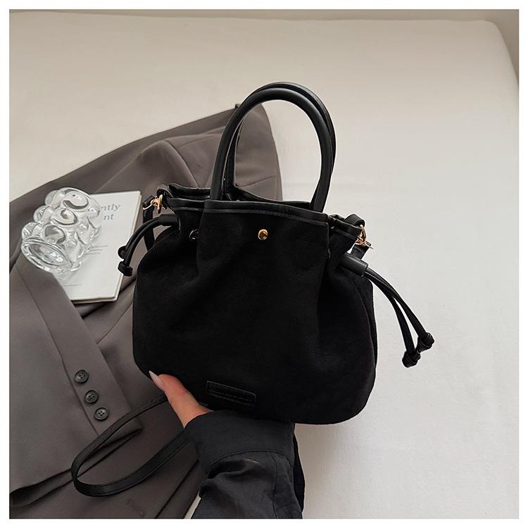 

Новая ретро-мода маленькая сумка женская новая популярная плиссированная сумочка нишевая на плечо через плечо сумка-ведро чёрный