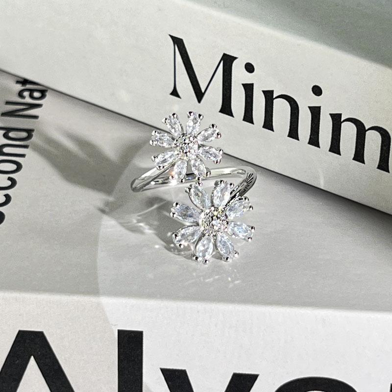 Light luxury Internet celebrity mix and match personalized flower bow fashion ring women full of diamonds flower language niche cold wind ring tide