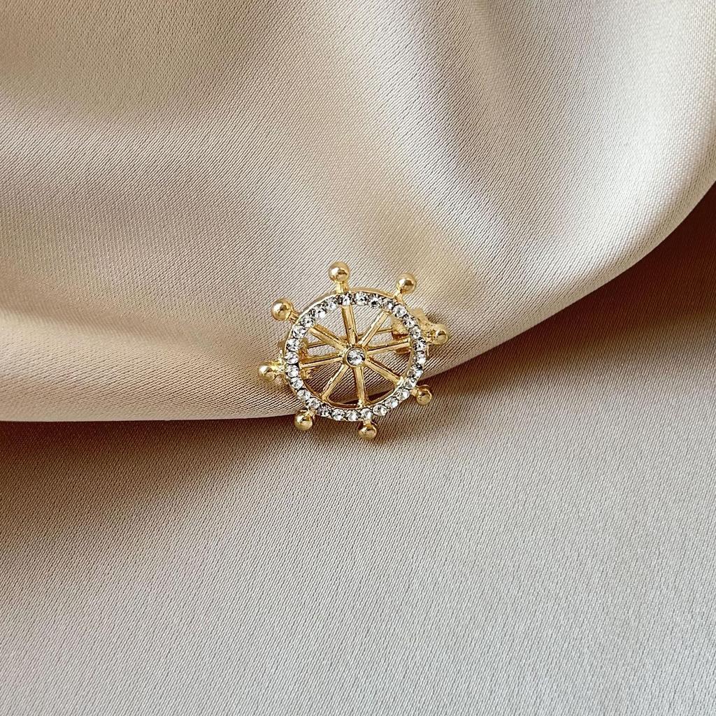 2024 Women's High-Grade Anti-Exposure Brooch: Stylish, Niche Design Clothes Pin.
