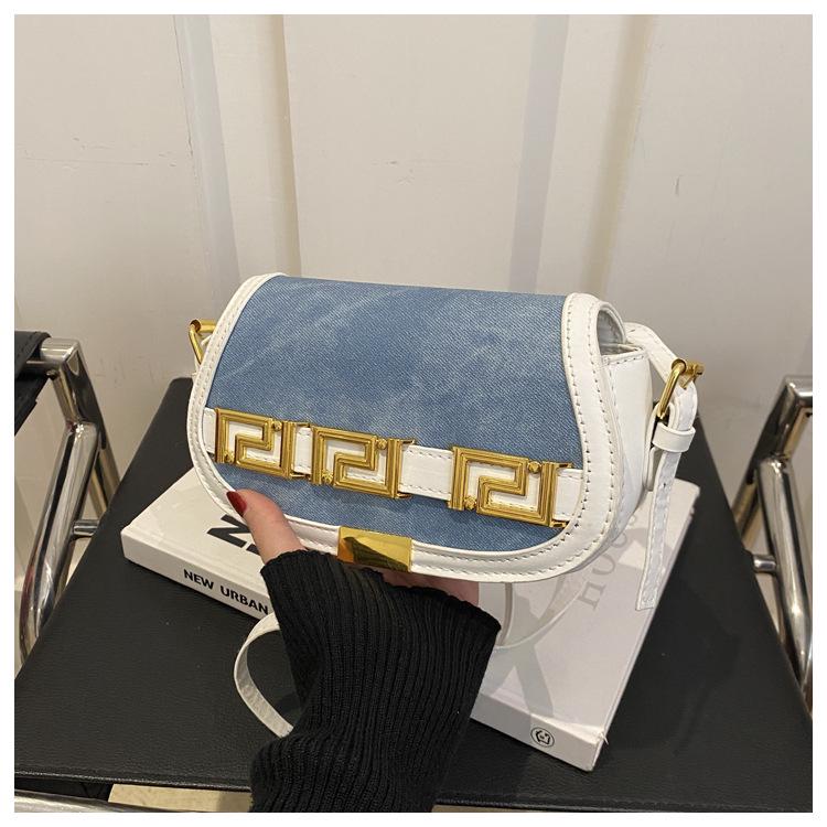 

Трендовая женская сумка-седло: Сумка на плечо с нишевой текстурой 2025 - Модный и уникальный дизайн белый