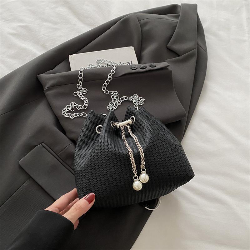 ins super fire drawstring bucket bag women's 2025 new niche design shoulder messenger bag versatile chain bag bag