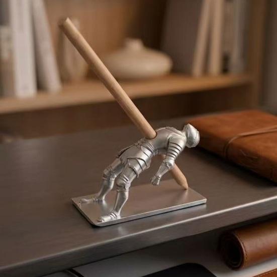 Porta-canetas Assassino Impresso em 3D Organizador de Mesa Criativo com Design de Flecha Suporte de Caneta Engraçado de Novidade para Escritório Escola Decoração Única de Mesa