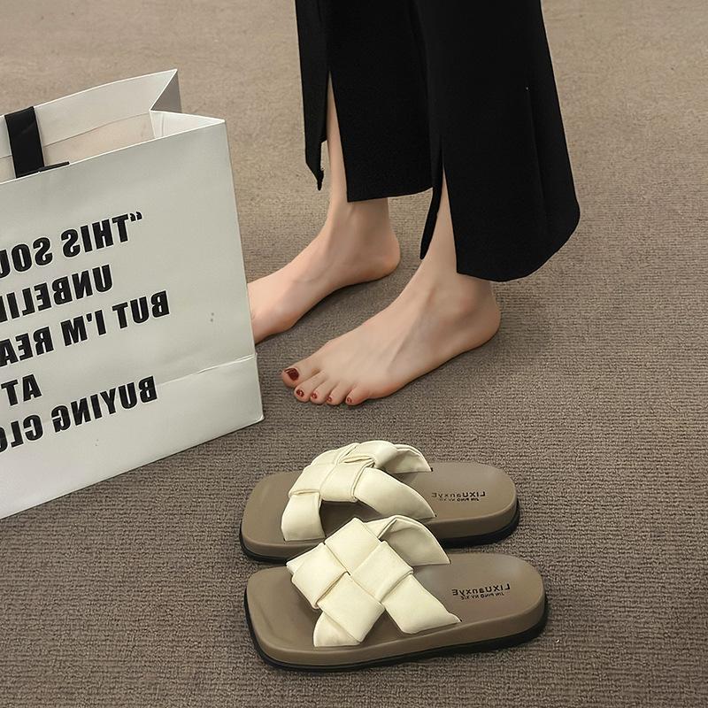 

Крутые шлепанцы на толстой подошве женские летние модные 2025 новые нишевые ретро пляжные сандалии повседневные шлепанцы на одном ремешке 40