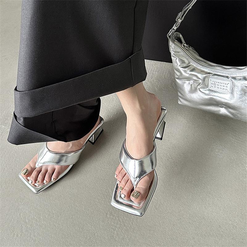 Mode Nya Sommartofflor Flip-flops Tofflor för Kvinnor Mode Fyrkantig Tå Grova Klackar Damskor Strandtofflor Sandaler Silverfärgade