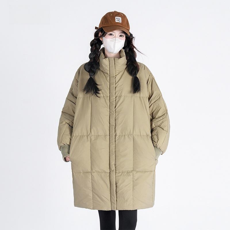 New down padded clothes for women's winter long padded jackets are loose over the knee and thickened padded jackets are trendy.