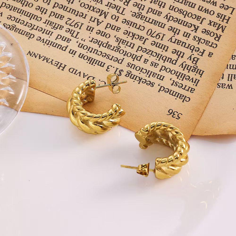 Pokročilé náušnice, Zlaté kroucené náušnice ve tvaru C