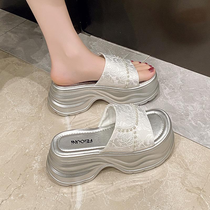 Spring and Summer New Chinese Thick-soled One-word Slippers New Outer Wear Slippers Women's Rhinestones Small Popular Retro Slippers