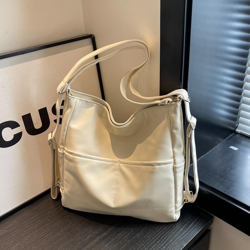 Lielas ietilpības pilsētas mugursoma sieviešu jauna pavasara un vasaras modes teksturēta plecu soma populāra retro iepirkumu soma