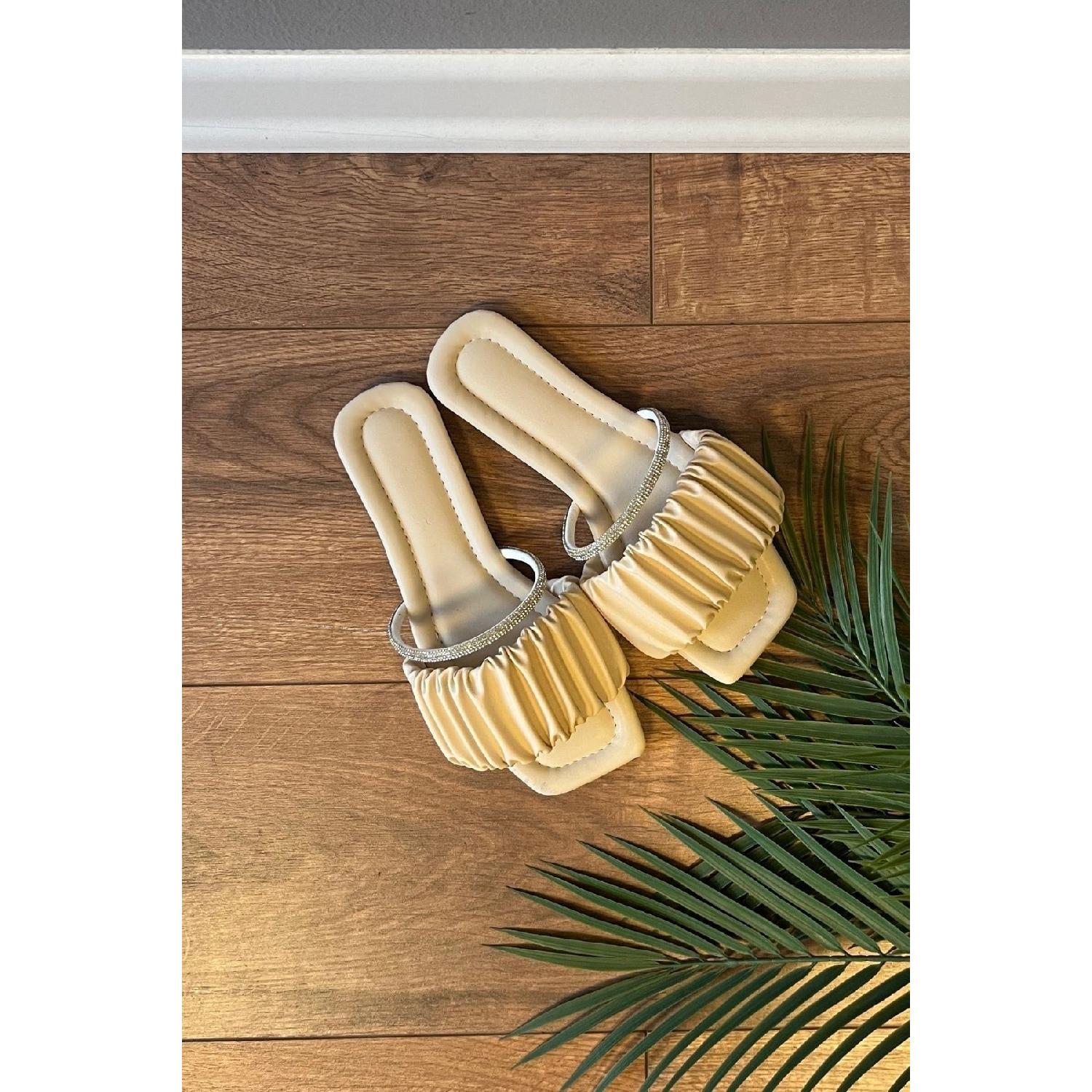 

Бежевые арочные тапочки со сборками Basel Stone