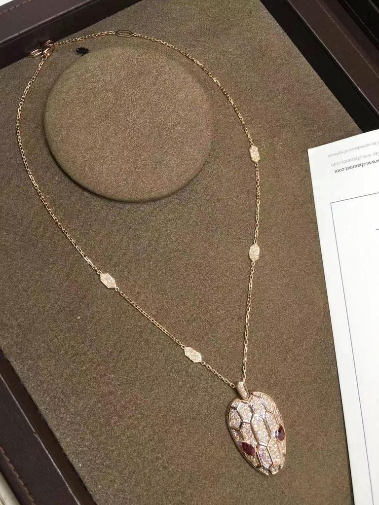 Ju Jingyi and Wu Lei Snake Head Necklace: Diamond-Studded, Gold-Plated V-Clavicle Chain, Exuding Light Luxury and Unique Style.