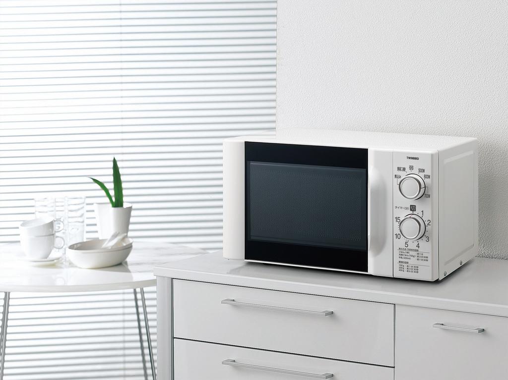 Mikrovlnná trouba Twin Bird Pouze pro východní Japonsko Snadno čitelné s velkými písmeny Výkon 17 l přepínání 700 W Prostorný interiér Vybavený časovačem energie