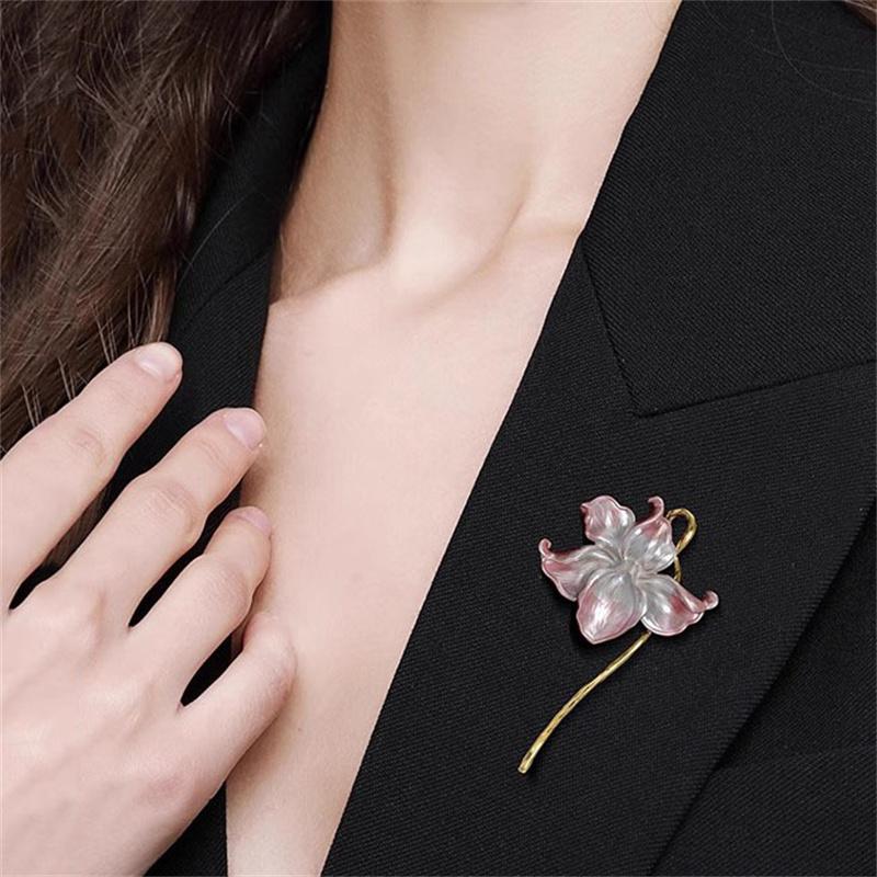 Temperament Sinn Seerose Emaille Lilie Blume Broschen Für Frauen Hochzeiten Bankett Büro Brosche Anstecknadeln Geschenke