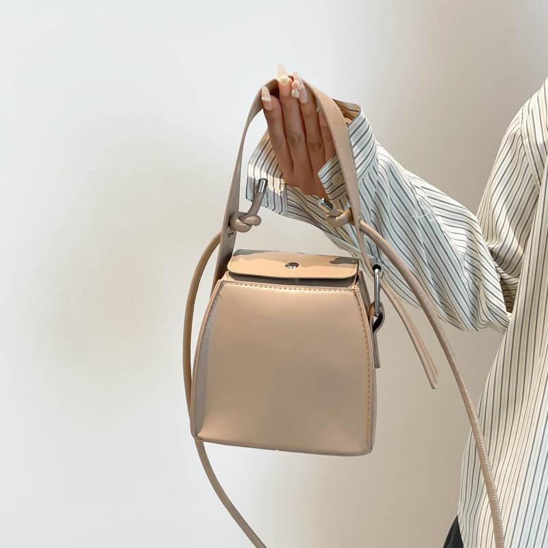 High-value niche hand carry square box bag women's 2025 spring new trendy foreign personality design shoulder messenger bag