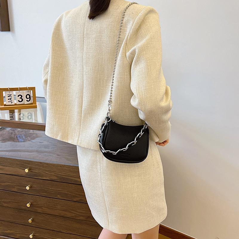 2025 Spring Fashion Versatile Commuter Small Bag Women's Solid Color Premium Textured Chain Crossbody Bag One Shoulder Saddle Bag