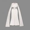 Elegante Vestido Blanco de Encaje con Cuello Alto, Mangas tipo Chal y Cintura Calada