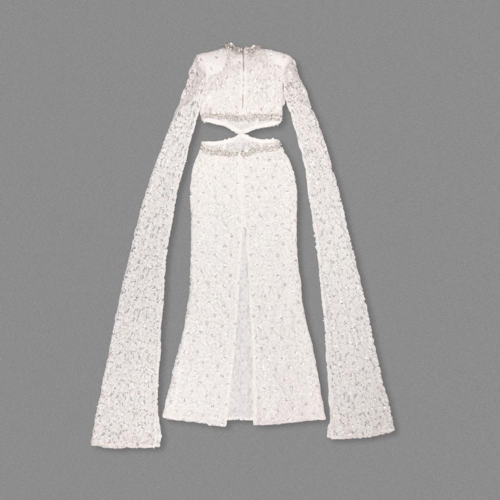 Elegante Vestido Blanco de Encaje con Cuello Alto, Mangas tipo Chal y Cintura Calada