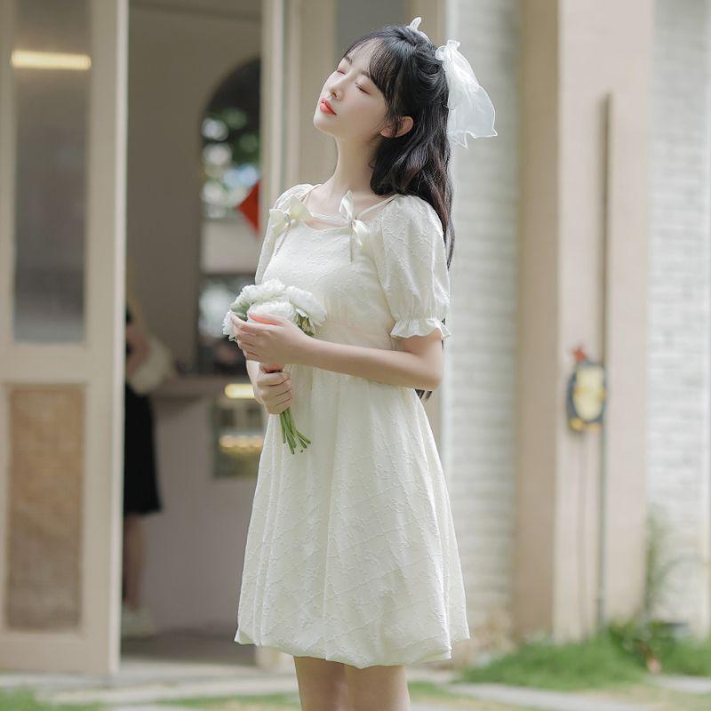 Kleines französisches Retro-Sommerkleid mit Schleife und quadratischem Ausschnitt