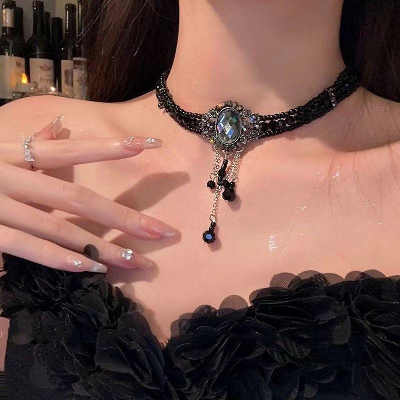 2025 High-End Gothic Punk Necklace: Y2K Dark Style Clavicle Chain for Women