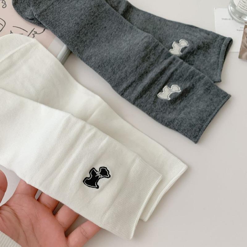 Ladies Autumn New Simple Assorted Cartoon Cute Embroidery Dog Straight Plate In The Tube Pile Socks