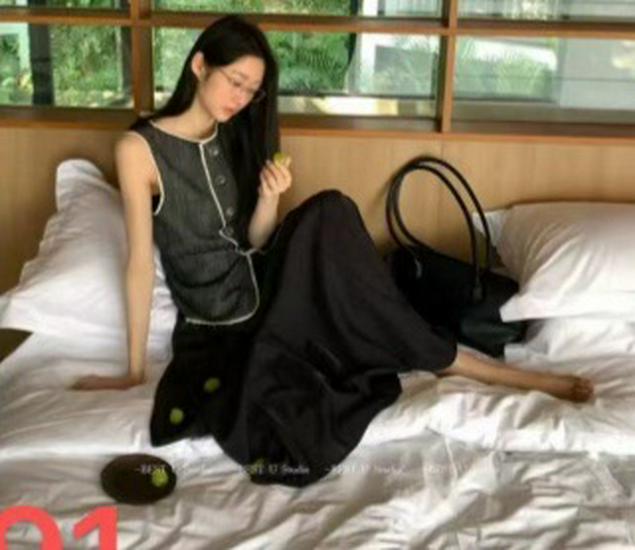 Solid Color Knitted Fishtail Skirt: Women's High-Waisted Slim A-line, Mid-Length for Autumn/Winter 2025
