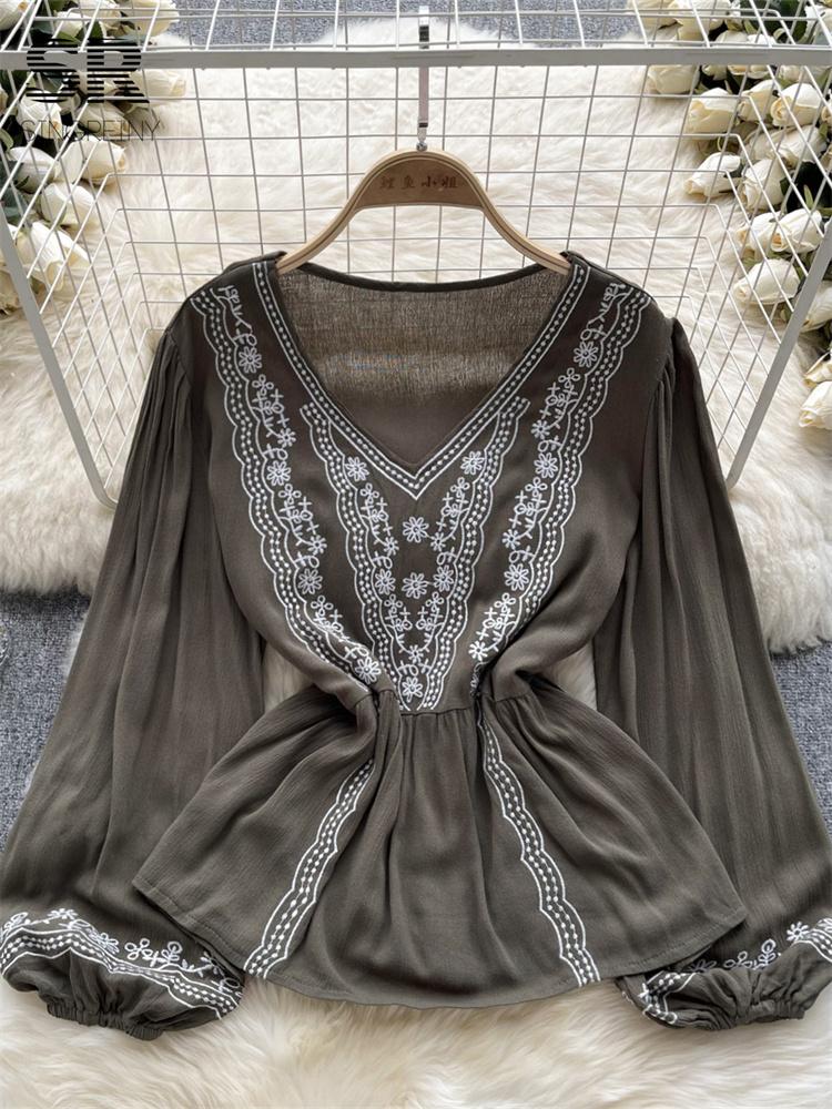 Весенняя свободная блузка с цветочной вышивкой — фото 24