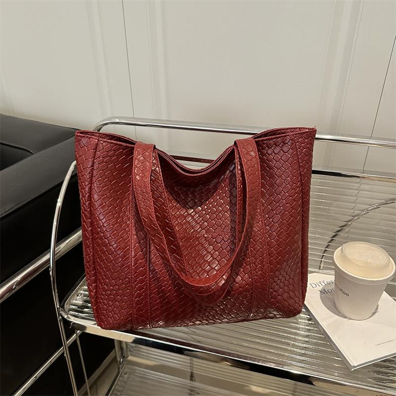 New Simple and Fashionable Solid Color Tote Underarm Shoulder Bag Retro Woven Pattern Large Capacity Casual Bag