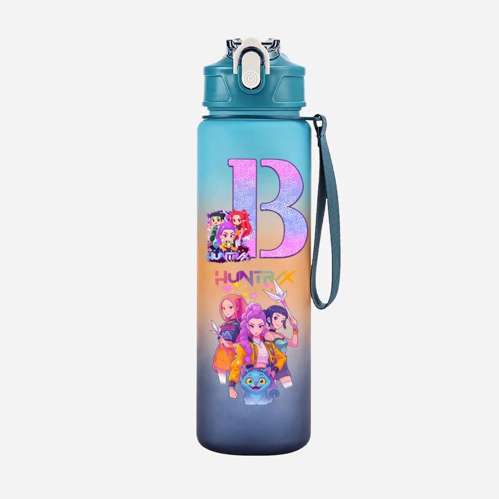 Anime K-Pop Lovci démonů A-Z Anglické písmeno Potisk Modrý hrnek na vodu Lovci démonů Velkoobjemová Venkovní Přenosná Láhev na pití pro Chlapce Dívku Dárek