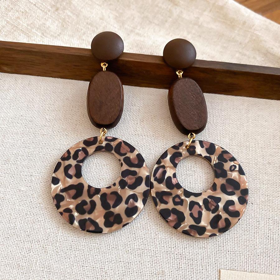 European and American Silver Needle Geometric Wood Pleated Stud Earrings Cool Dark Wind Earrings Light Luxury High-end Earrings