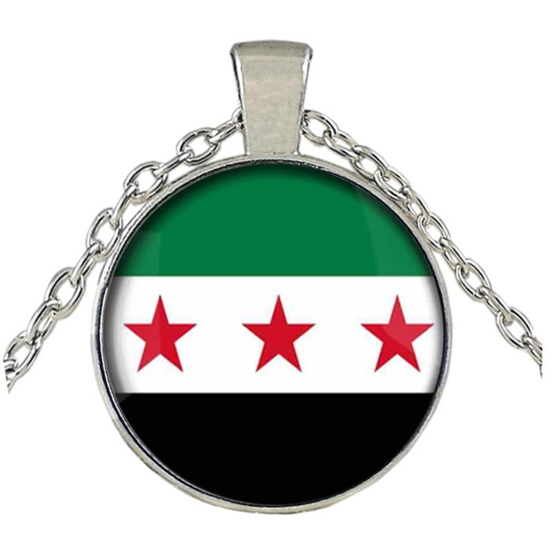 Elegante Halskette mit Anhänger der syrischen Flagge, die Nationalstolz und kulturelle Identität symbolisiert, aus robusten Materialien für den Alltag