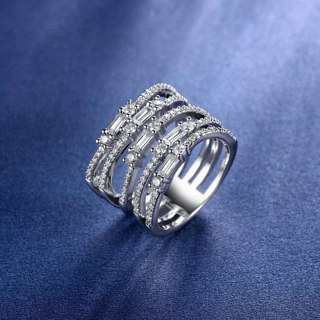 European and American irregular personalized rings do not fade for men and women, and there are many hot jewelry with wrapped zircon rings. No. 5 платиновый