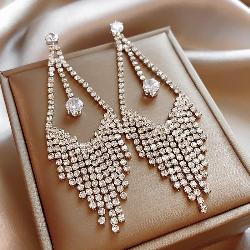 

Сережки-пусети у формі серця «Срібна голка» з кристалами цирконію – Європейська та американська мода високого класу для жінок