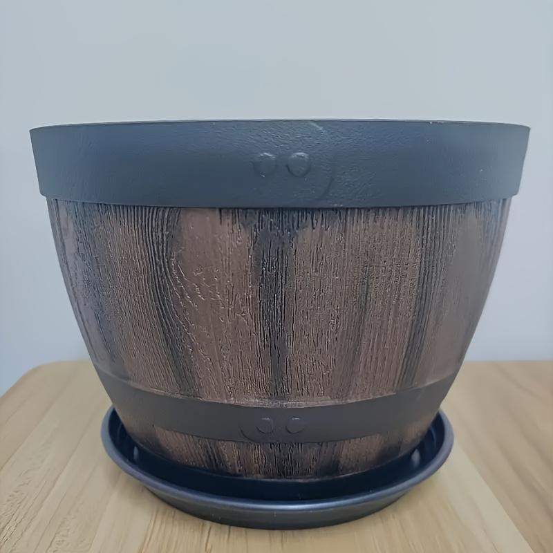 2 Macetas de Barril de Whisky con Plato + 2 Bases + 2 Macetas, Macetas de Plástico Rayadas con Agujeros de Drenaje, Adecuadas para Uso en Interiores y Exteriores