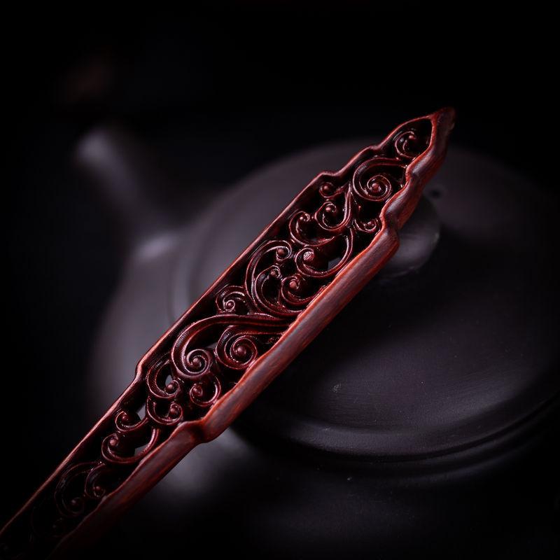 Elegante Haarnadel aus rotem Sandelholz – Haaraccessoire im antiken chinesischen Stil für Haarknoten.