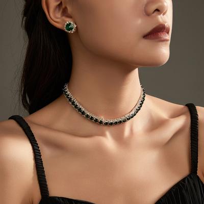 Elegantes Temperament, glitzerndes Strass-Halsketten- und Ohrring-Set, zweiteiliges Set, modische Smaragd-Halskette und Ohrringe.