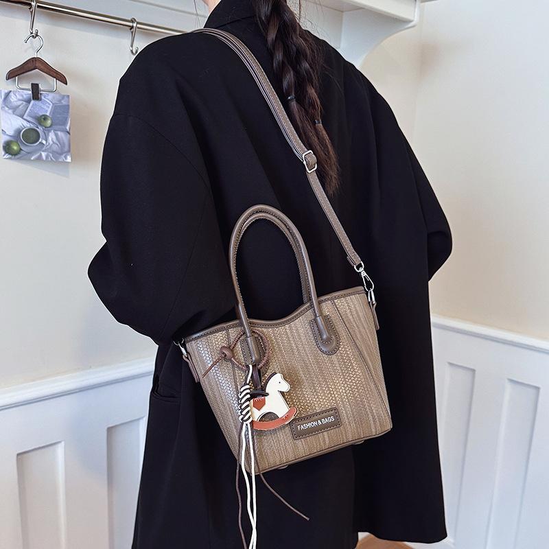 High-texture portable bucket bag women's 2025 autumn and winter new handbag fashion shoulder bag tote messenger bag