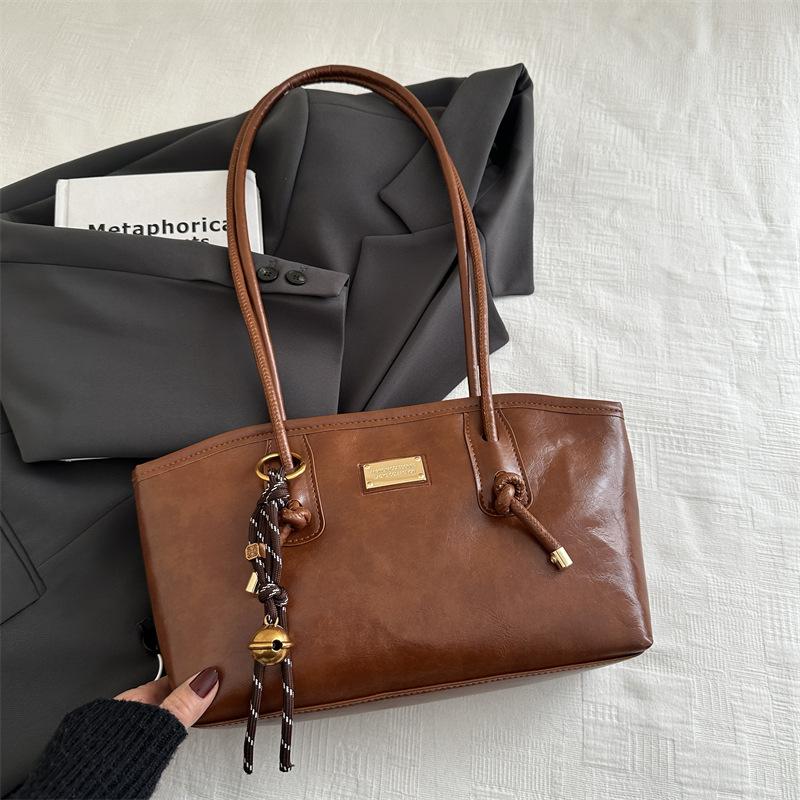 

2025 зима новая сумка большой вместимости женская модная сумка через плечо для поездок на работу повседневная нишевая дизайнерская персонализированная сумка-тоут no pendant коричневый