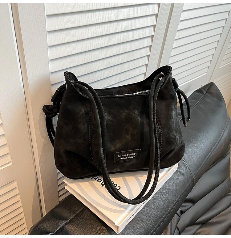

2025 new popular fashion Korean version tote bag women s large-capacity retro commuter shoulder messenger bag tide чёрный